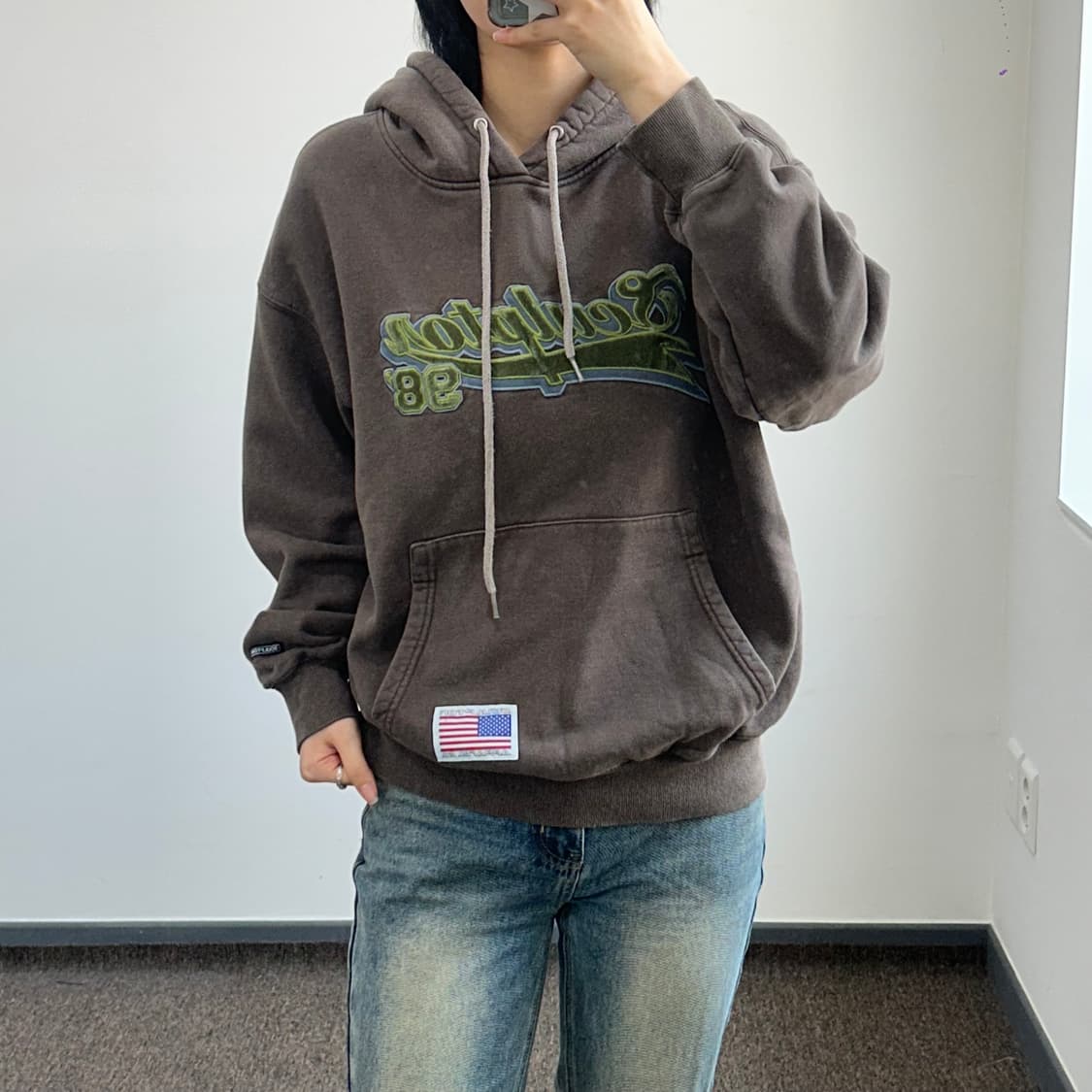 Sculptor 스컬프터 레터링 벨벳 로고 애쉬 브라운 후드티 상품이미지1