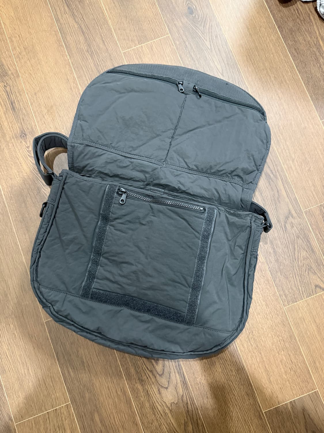 마지언타이틀 러너스백 크로스백 차콜 상품이미지2