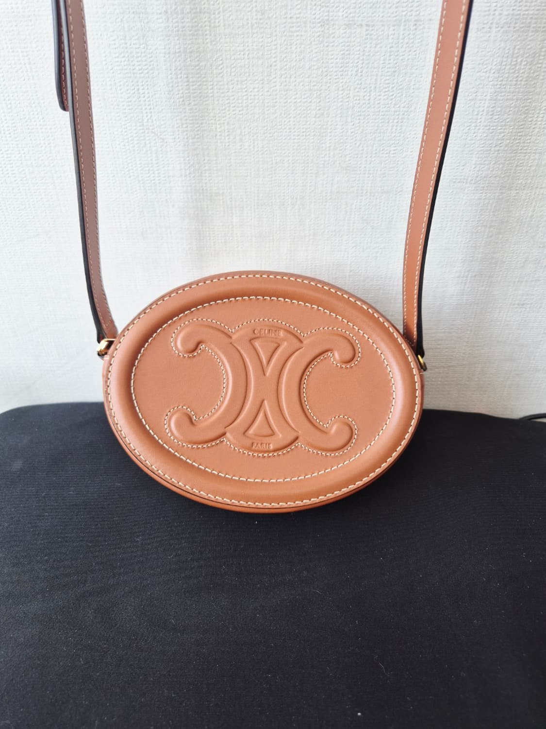 셀린느 트리오페 오벌펄스 크로스백 탄 상품이미지2