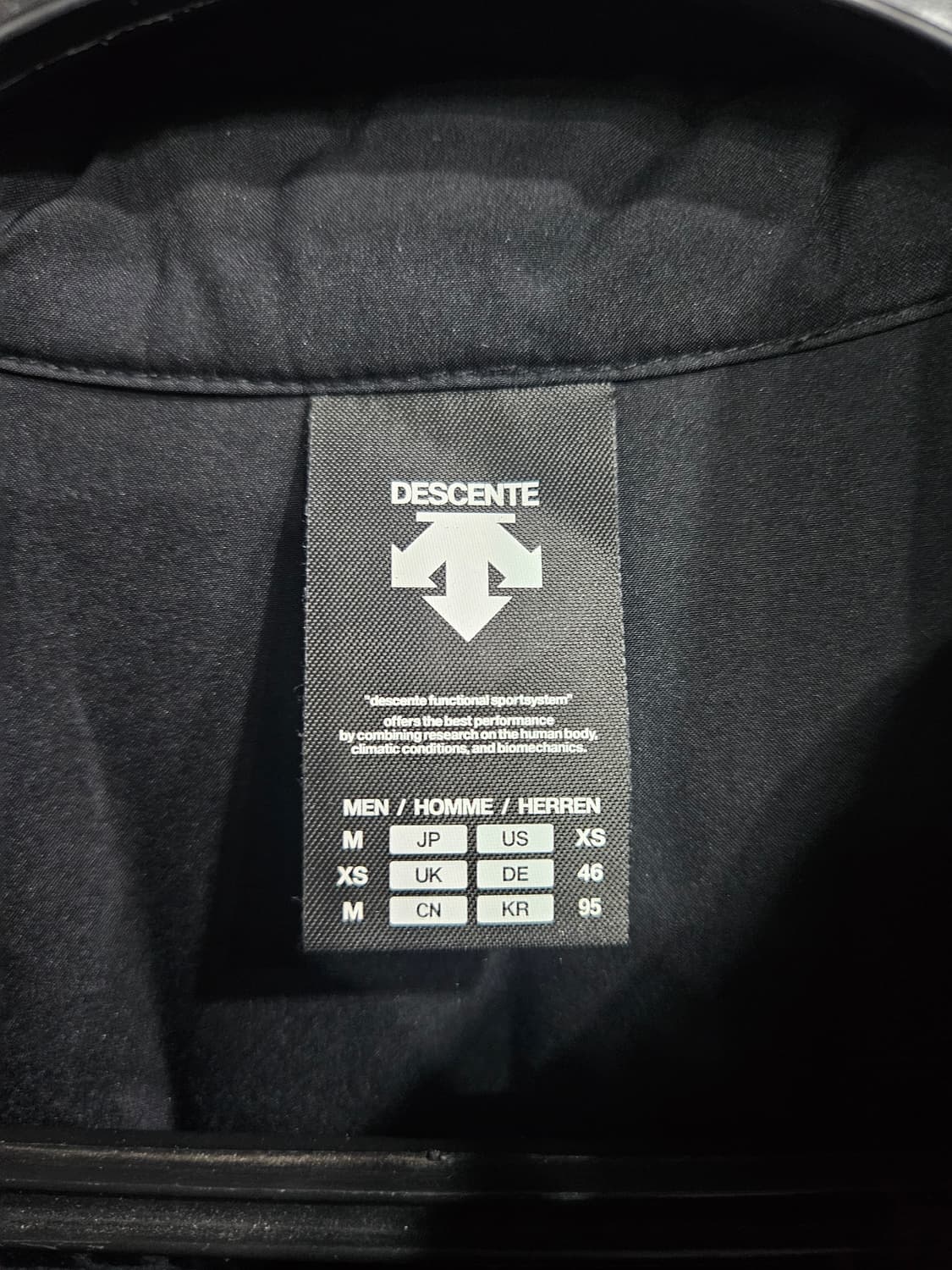 데상트 블랙컬러 남성 슬림핏 95 덕다운 경량패딩  상품이미지3