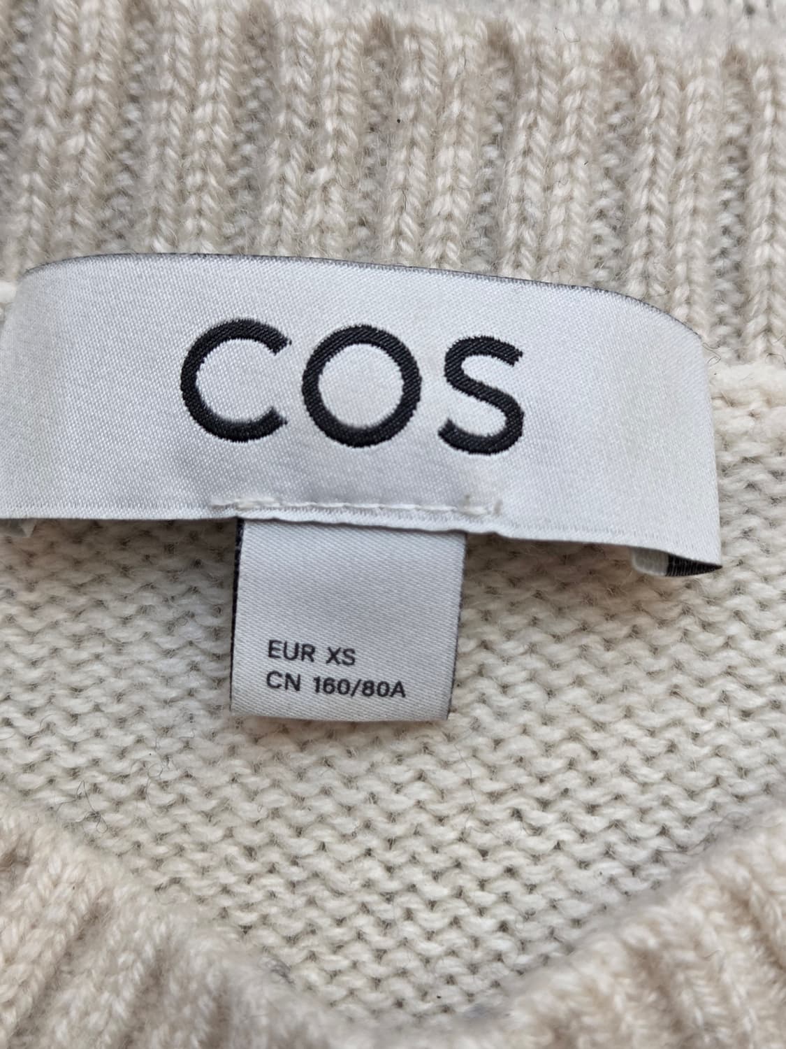 XS 사이즈 COS 스트라이프 니트입니다. 100% 모 소재라 가볍고 따 상품이미지3