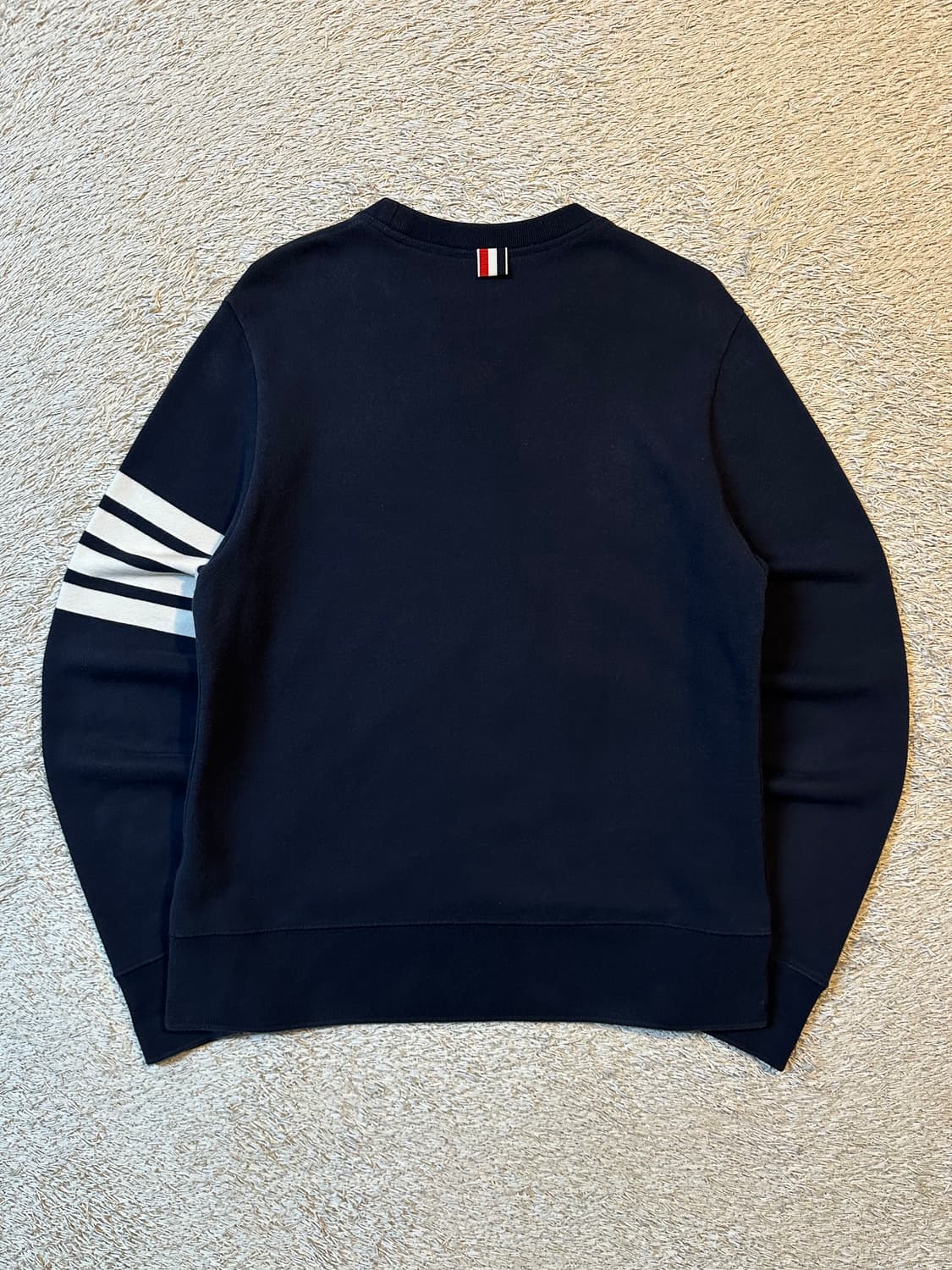 톰브라운 사선완장 클래식 맨투맨 네이비 상품이미지4