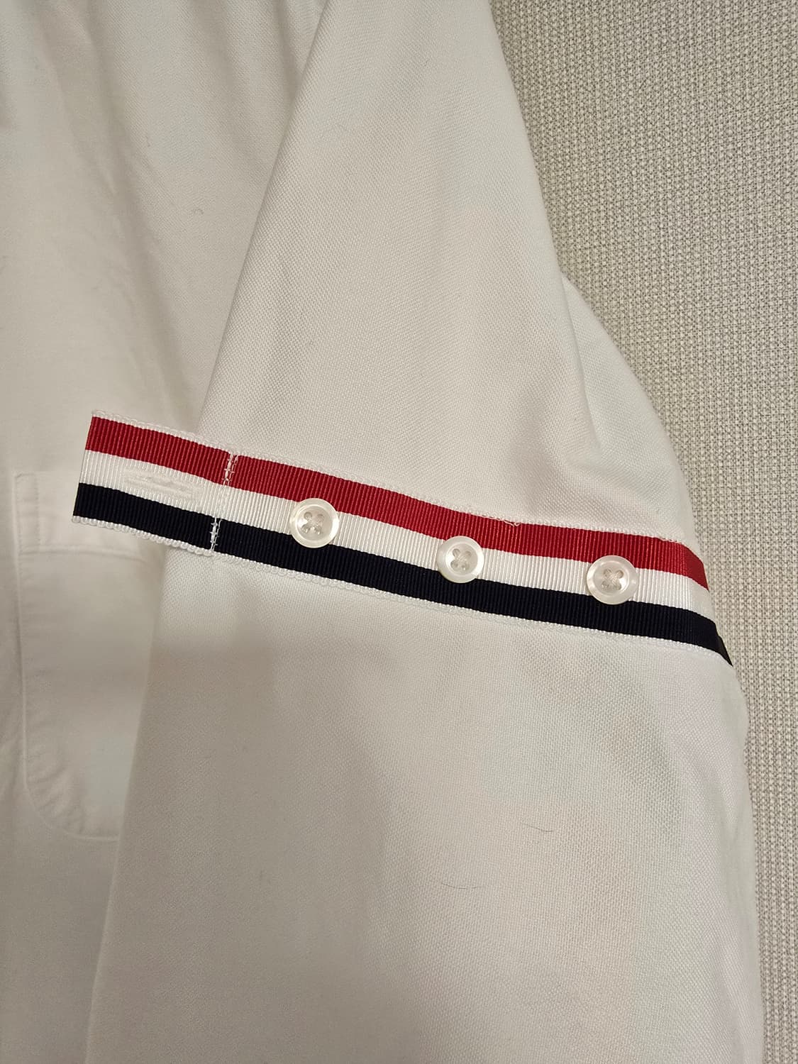 톰브라운 삼선 암밴드 셔츠 3 상품이미지6