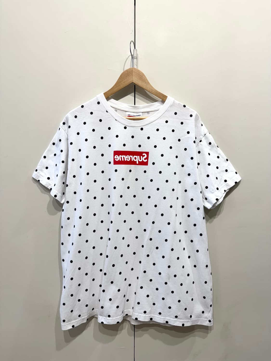슈프림 x 꼼데가르송 박스 로고 폴카 도트 티셔츠 상품이미지1