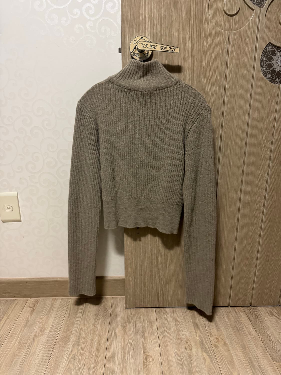 보헤미안서울 다이아 로고 하이넥 니트집업 베이지 상품이미지4