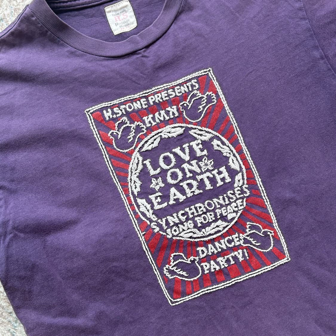 Love on Earth Graphic Tee 상품이미지2