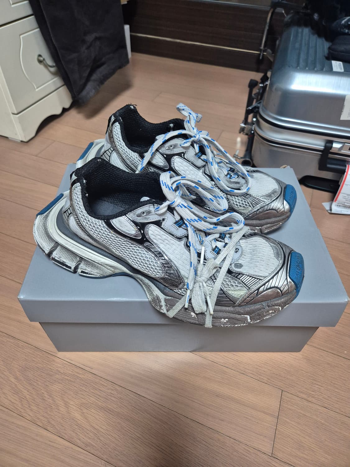 (급처)발렌시아가 3xl 원아웃 블루 45사이즈 판매합니다! 상품이미지2