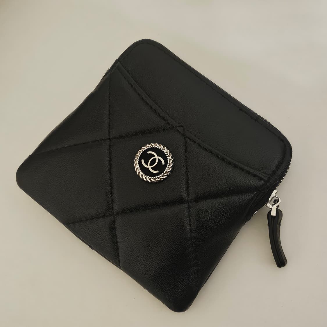 샤넬 빈티지 업사이클링 양가죽 지갑 상품이미지1