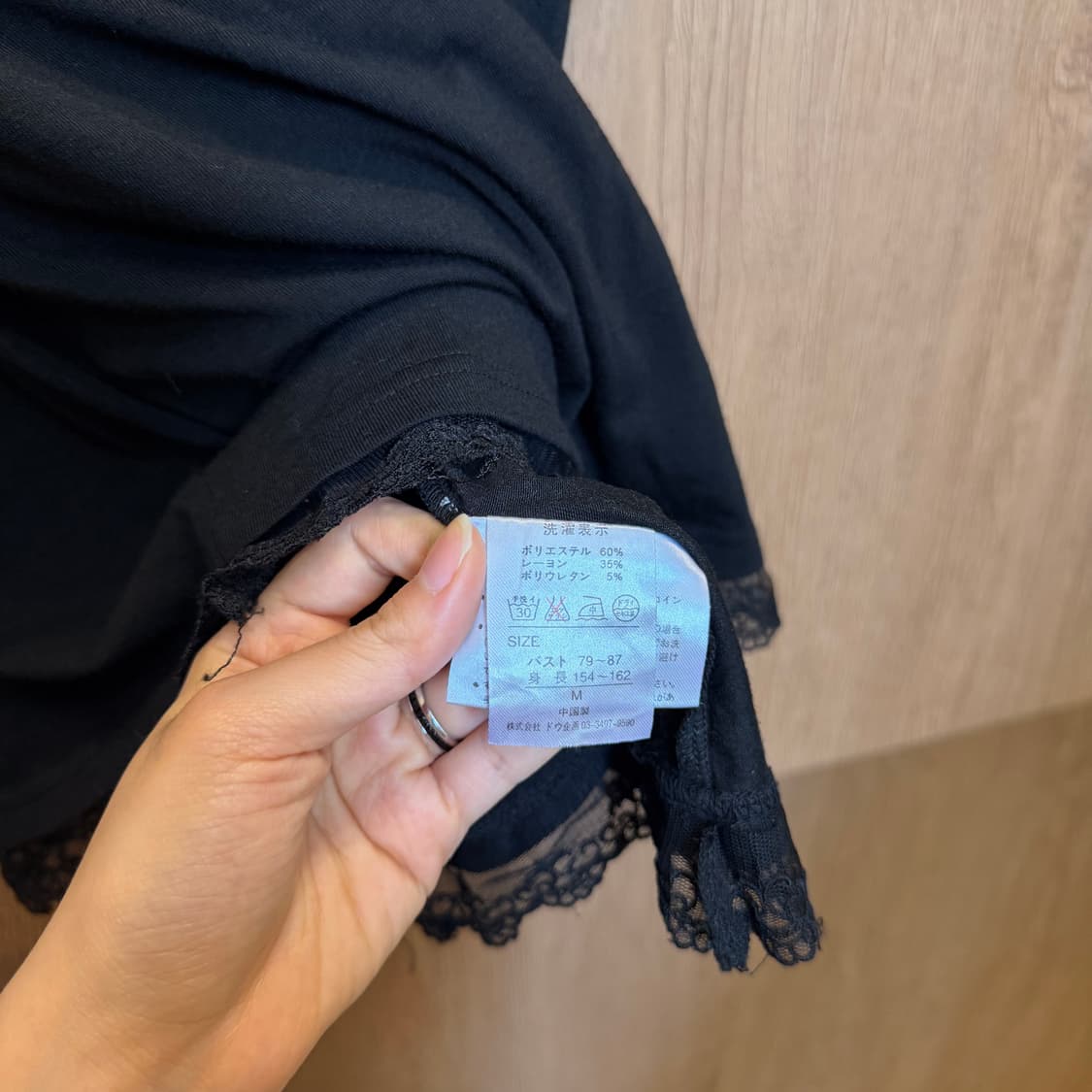 빈티지 브이넥 슬리브리스 티셔츠 플라워 아플리케 장식 디테일 블랙 k38 상품이미지6