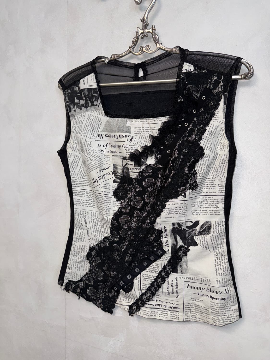 Black&white newspaper lace eyelet 슬리브리스 상품이미지2