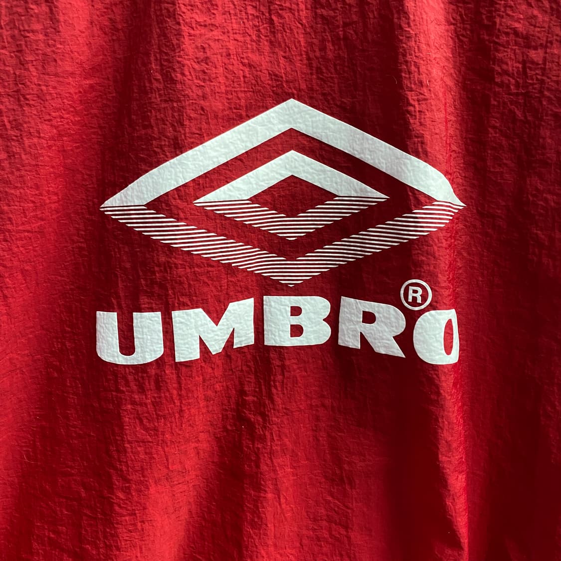 엄브로 빅로고 스트링 레드 배색 웜업 아노락 B4071 상품이미지3