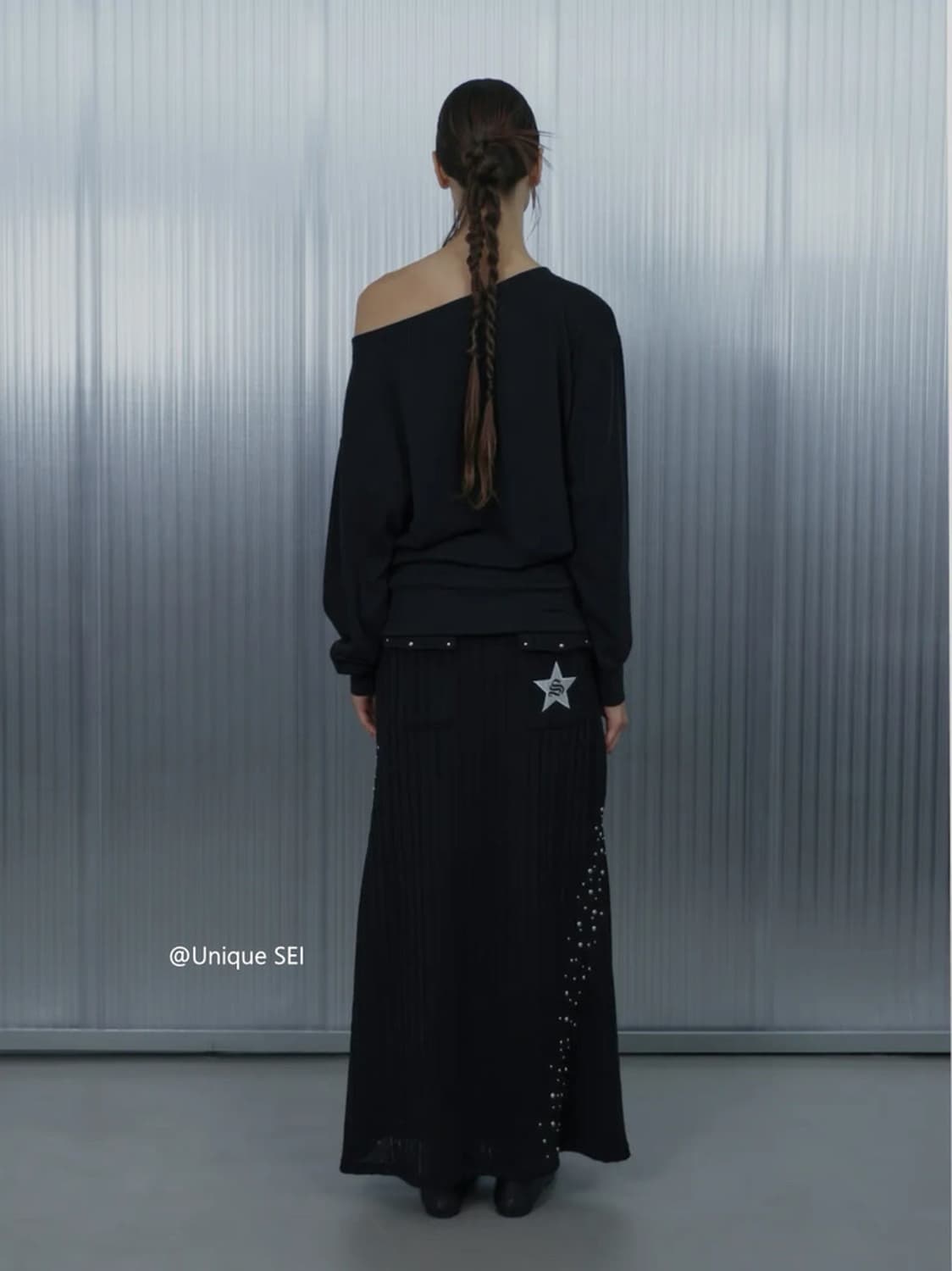 오프숄더 레터링 크로스 포인트 루즈핏 긴팔 티셔츠 상품이미지3