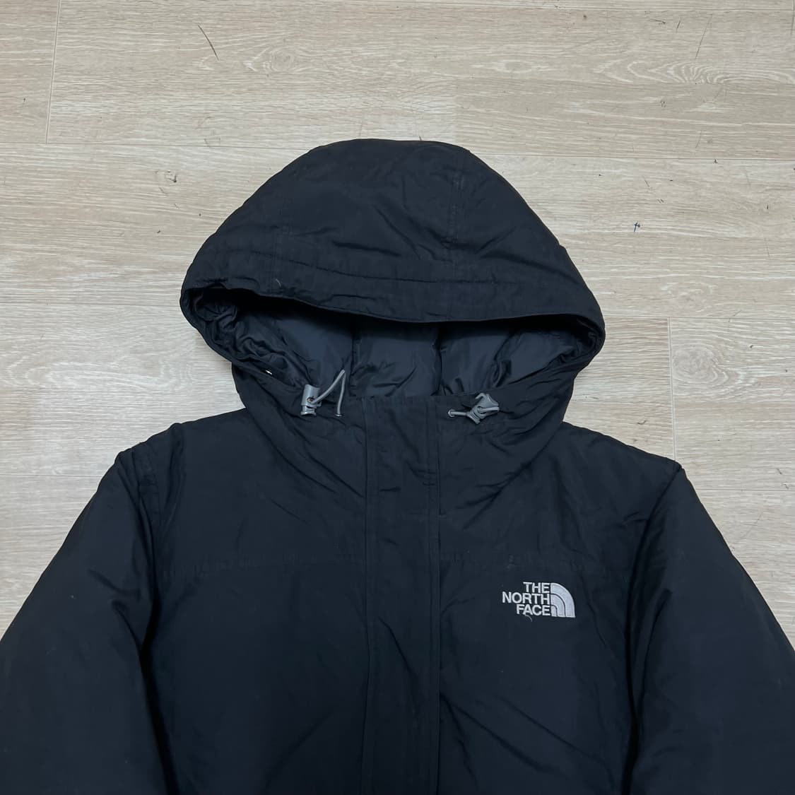 노스페이스 여성 구스다운 자수 로고 후드 패딩 점퍼 [블랙] L/90 상품이미지2