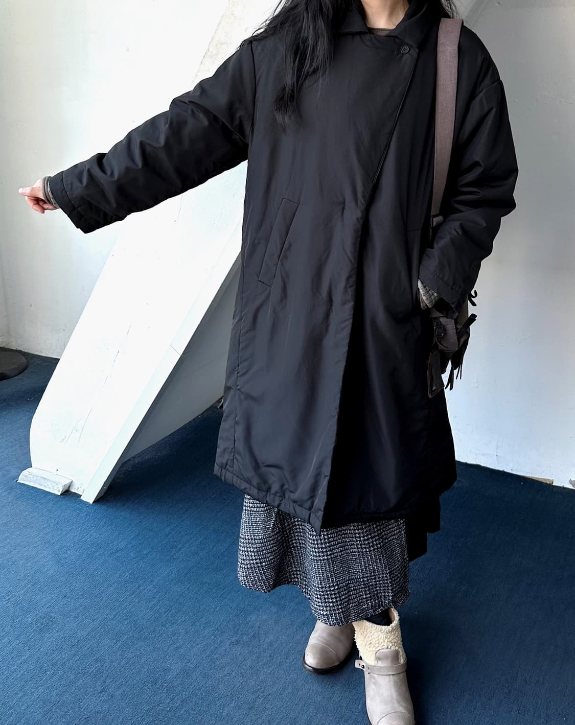 Padded wide silhouette chesterfield coat 상품이미지6