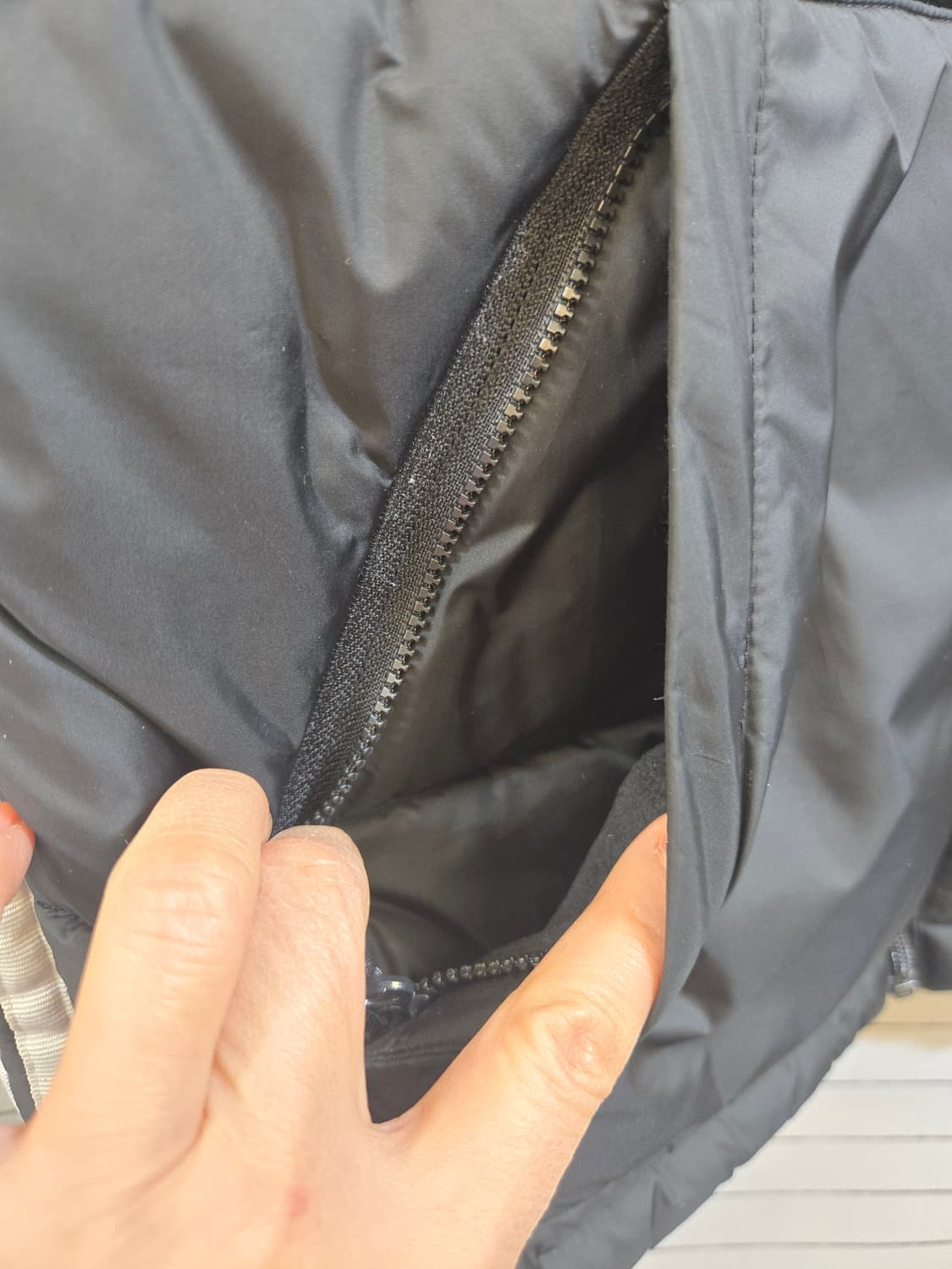 아디다스 삼선 패딩 조끼 블랙 상품이미지8