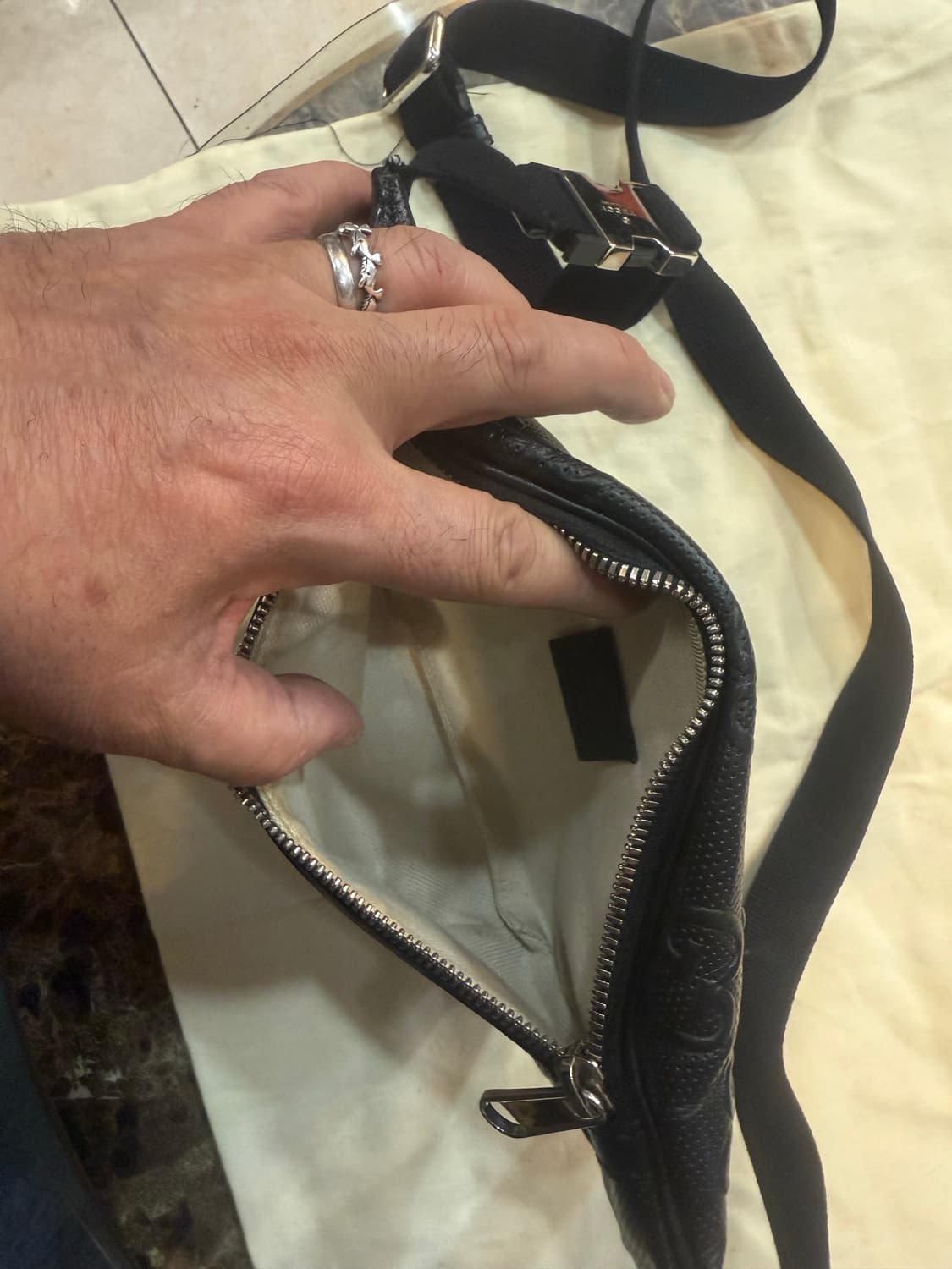 정품 구찌 GG 엠보스 벨트백 팝니다 상품이미지6