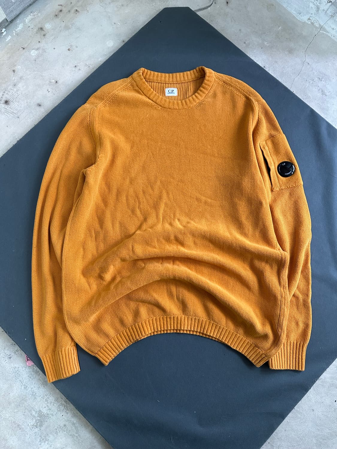 C.P. 컴퍼니 렌즈 와펜 니트 머스타드 56 22SS 상품이미지1