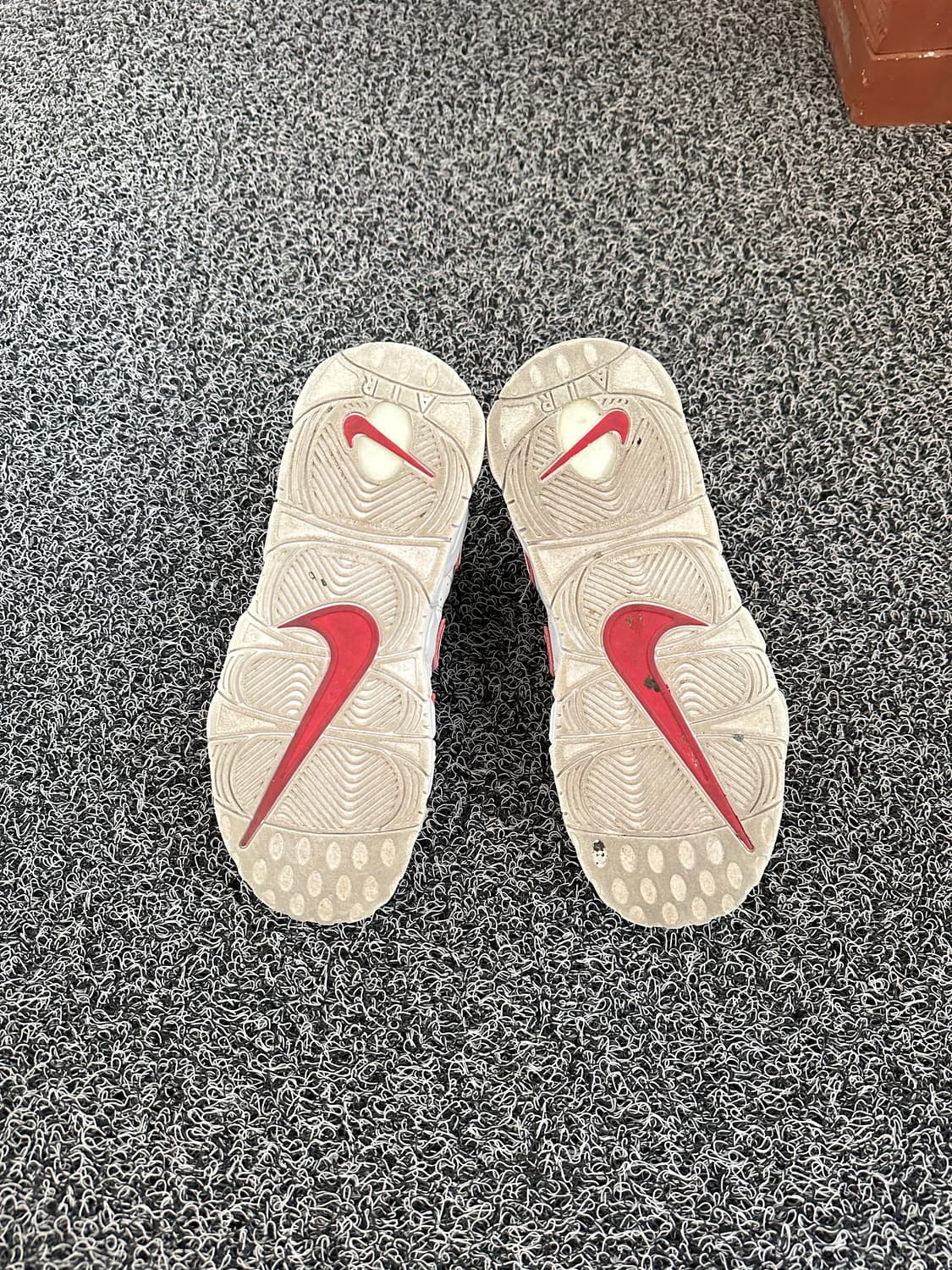 나이키 에어 모어 업템포 흰빨 245 상품이미지5