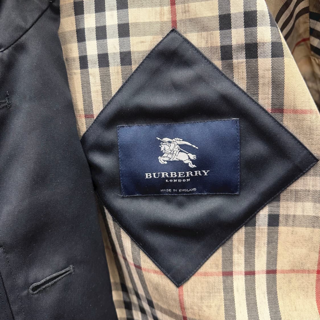 버버리 런던 클래식 싱글 맥코트 노바 체크 라이닝 히든 버튼 디테일 블랙 상품이미지6