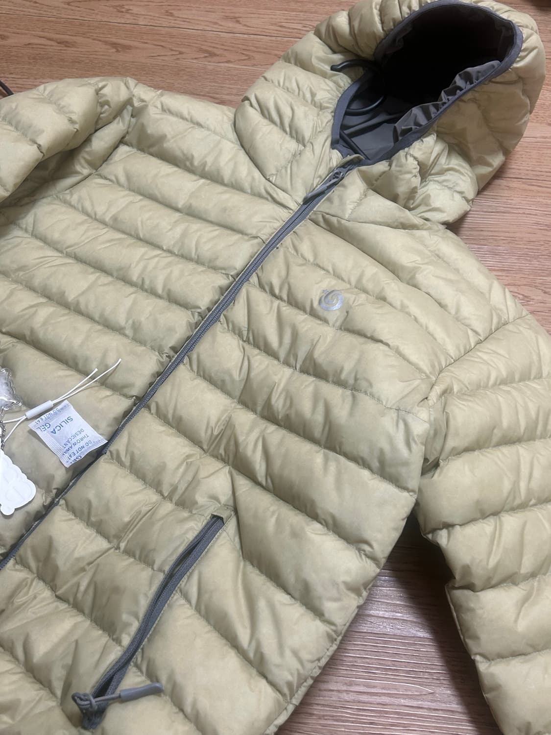 aeae 패딩 SYMBOL LIGHT DOWN JACKET [OLIVE] 상품이미지3