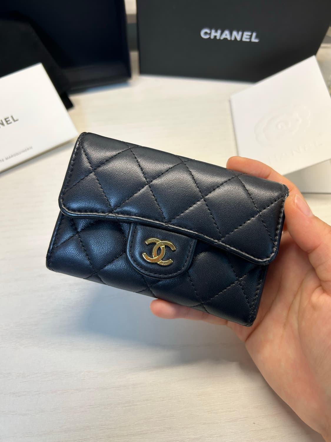 샤넬 CHANEL 클래식 금장 램스킨 플랩 카드 지갑 블랙 내장칩 상품이미지2