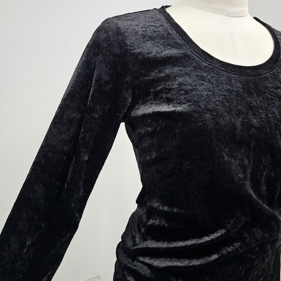 유니클로 블랙 벨벳 긴팔티셔츠 상품이미지6