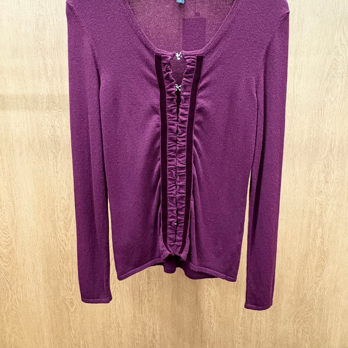 휴고 보스 니트 가디건 러플 벨벳 트리밍 클래식 훅 버클 디테일 버건디 상품이미지5