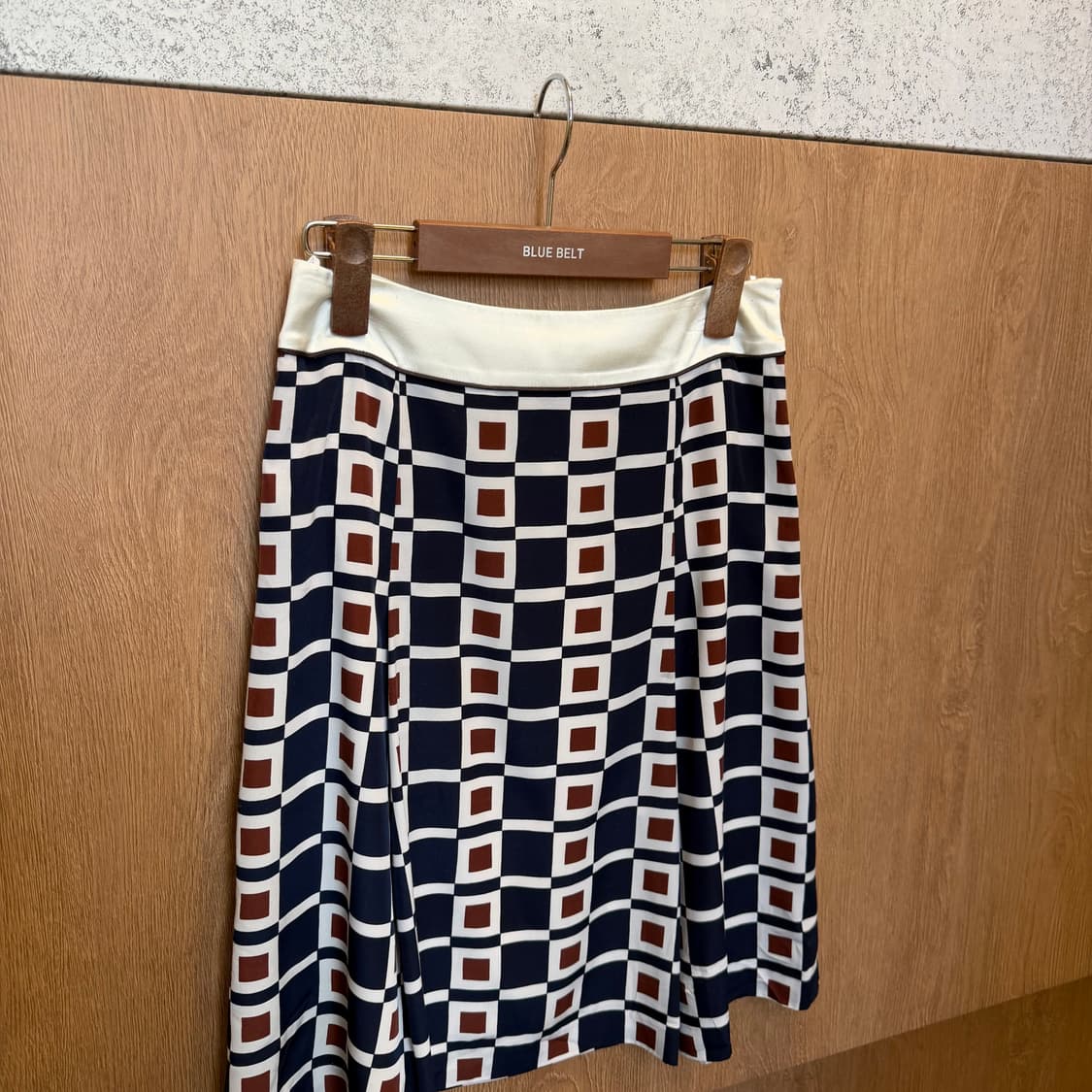꾸레쥬 미디 스커트 기하학 패턴 허리 패널 디테일 네이비 상품이미지8