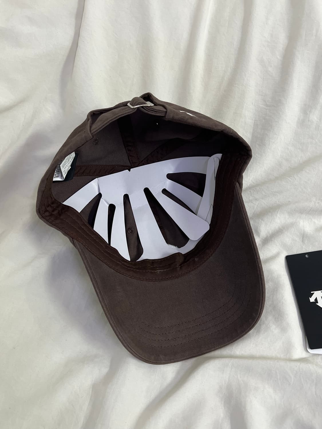 데상트 이니셜 로고 자수 볼캡 브라운 상품이미지3