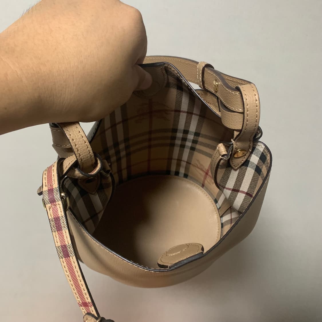 버버리 버킷백 상품이미지2