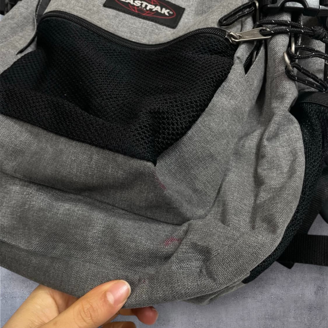 이스트팩 Eastpak 그레이 에그웜 백팩 상품이미지6