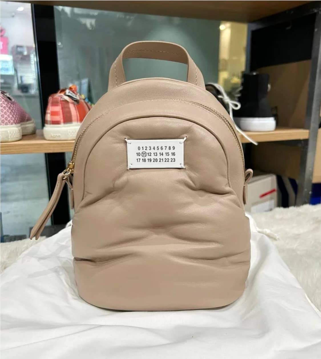 메종 마르지엘라 글램 슬램 백팩 베이지 상품이미지1