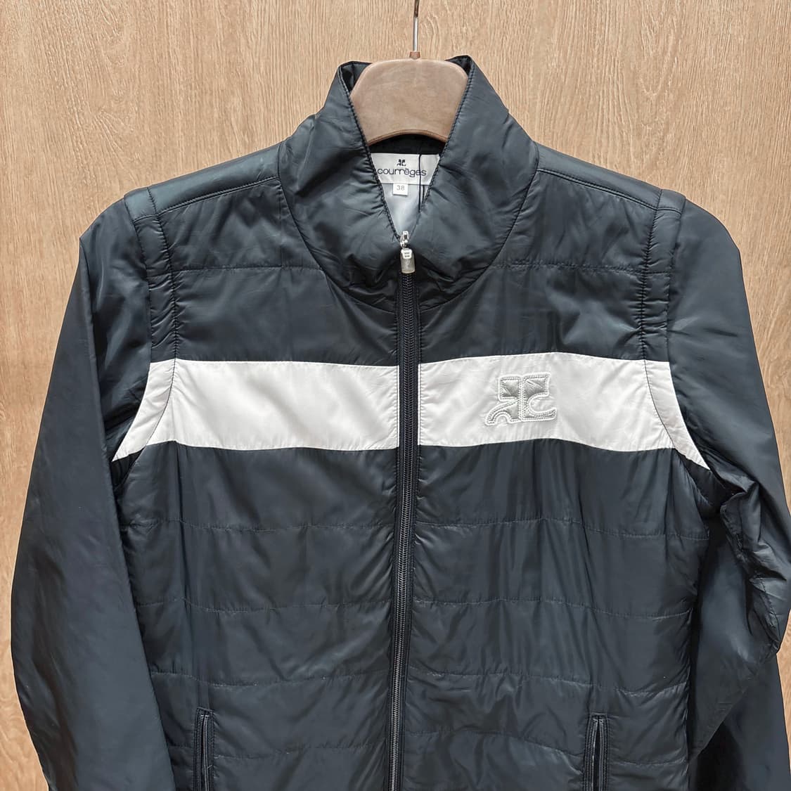 꾸레쥬 하이넥 경량 패딩 점퍼 배색 로고 패치 디테일 레귤러핏 블랙 상품이미지4