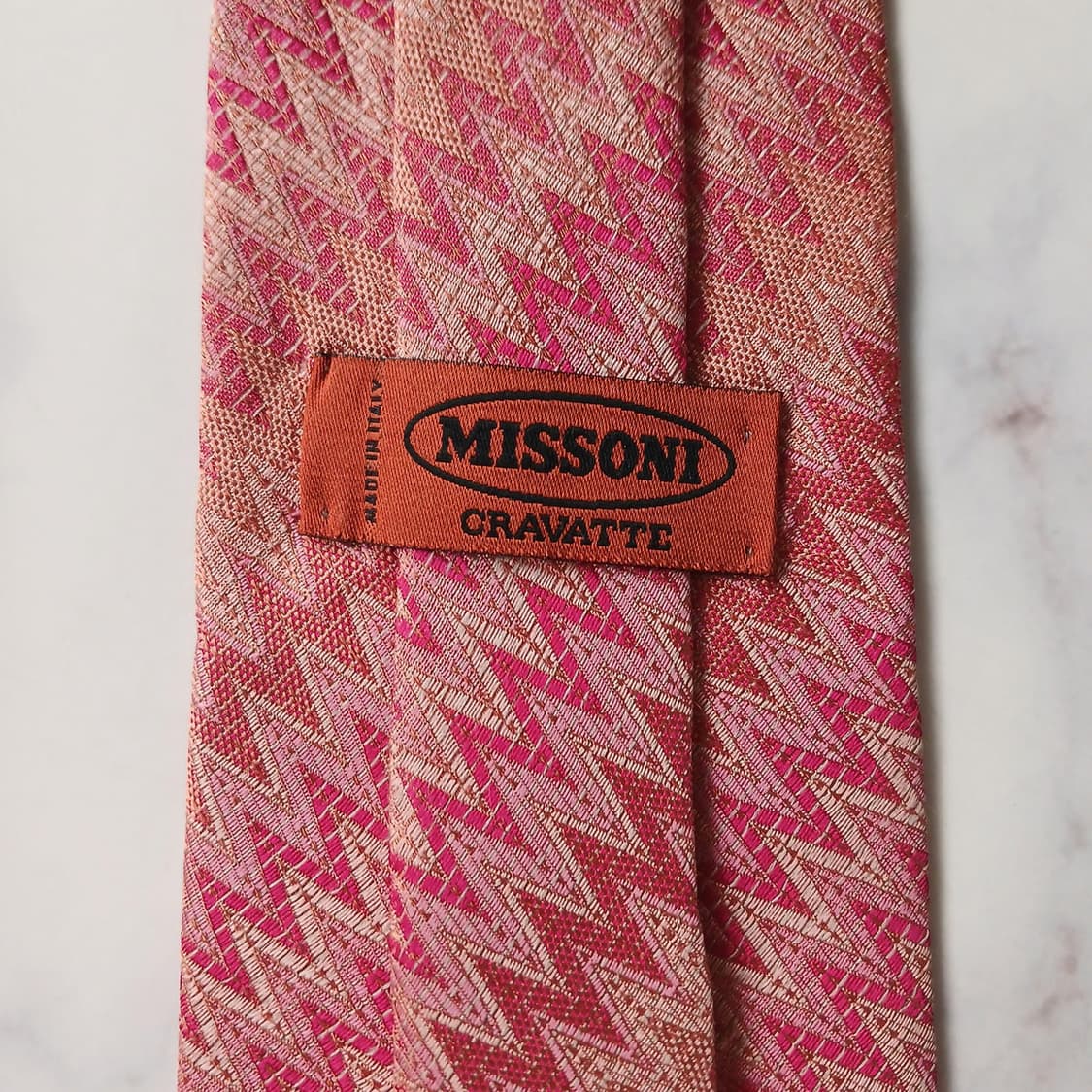 미쏘니 실크 핑크 지그재그 패턴 넥타이 9.7cm A+~A등급 E926
 상품이미지8