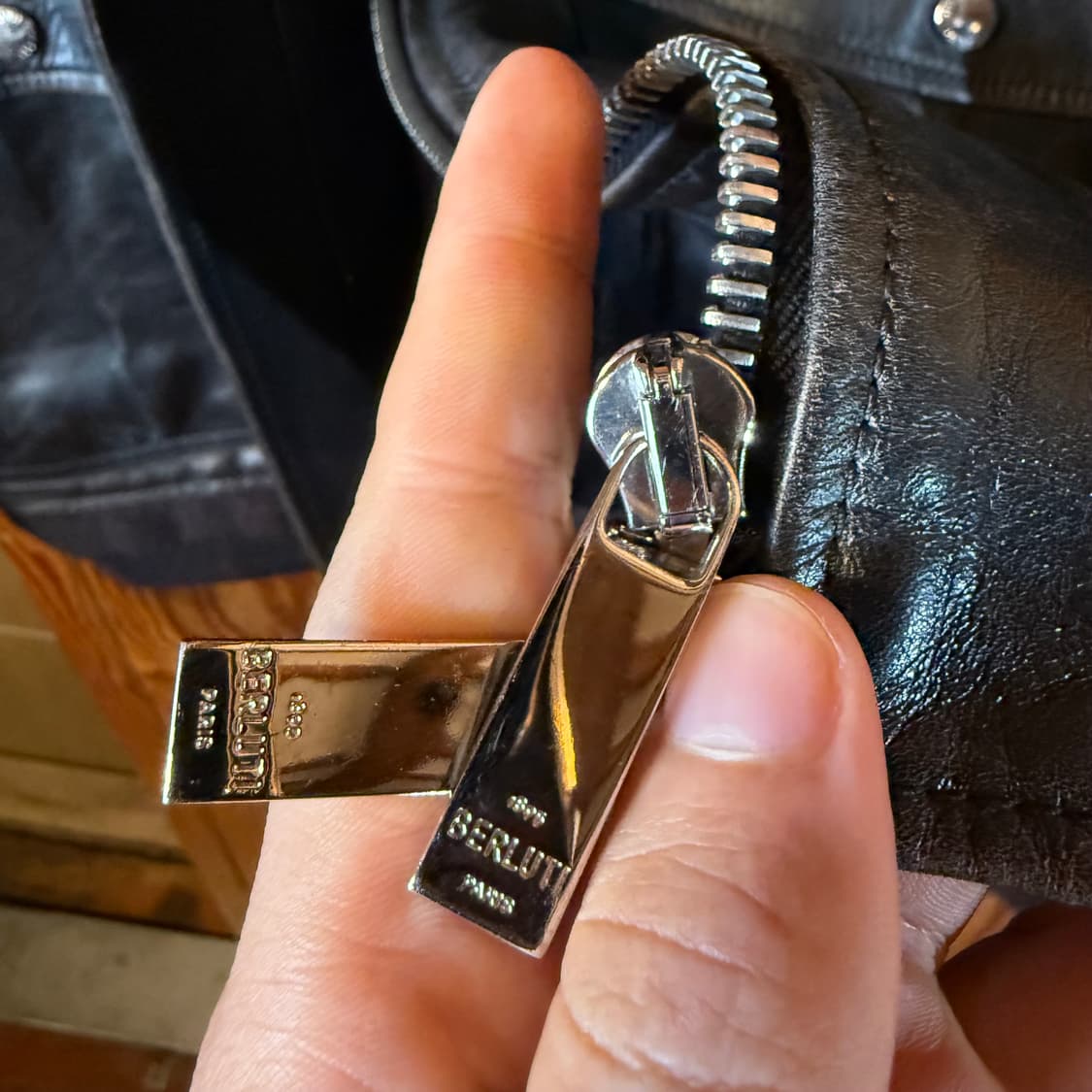 벨루티 파티나 가죽 봄버 자켓 판매 합니다. 상품이미지7