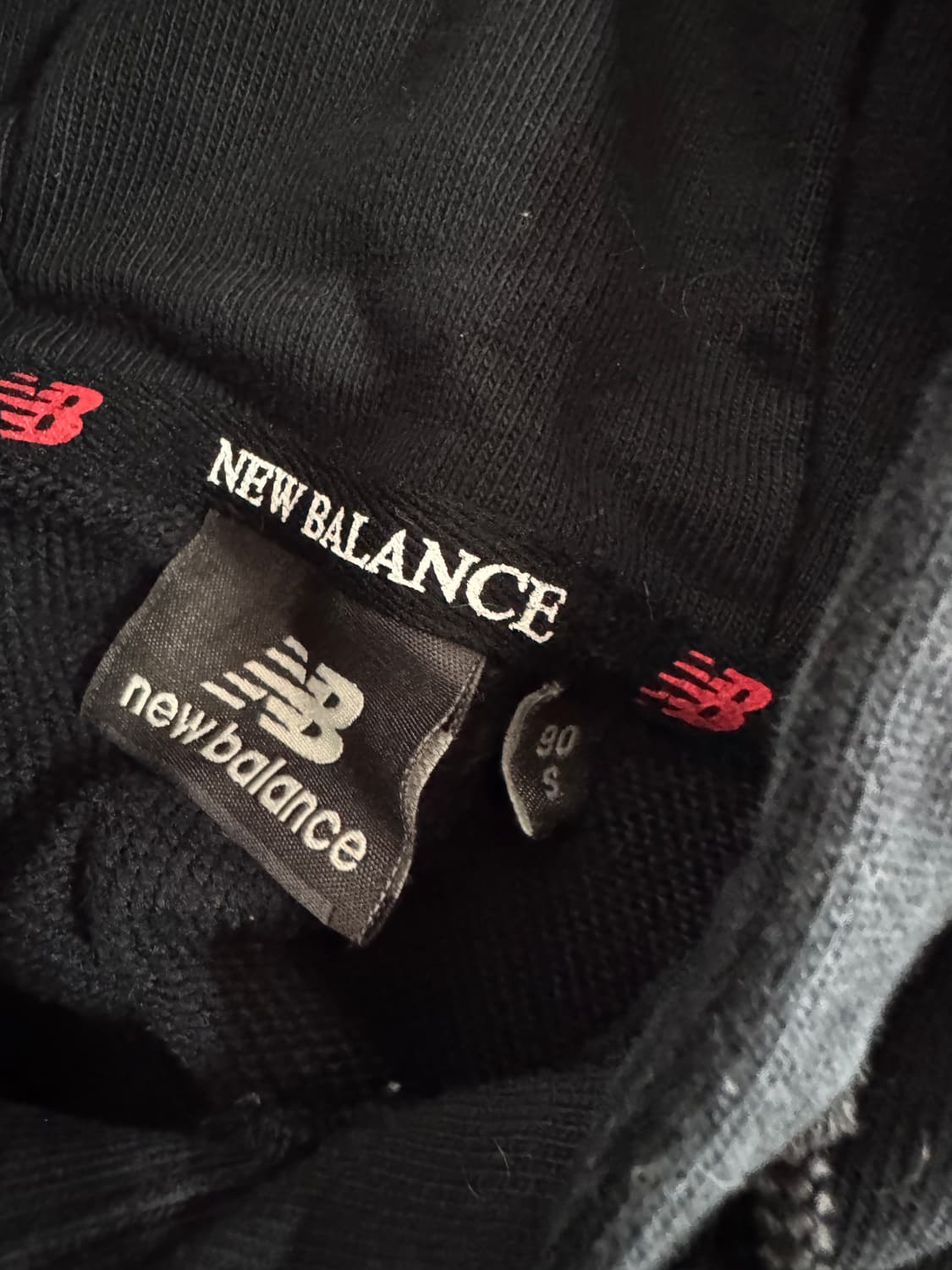 뉴발란스 레트로 스펠로고 후드티 블랙 상품이미지3