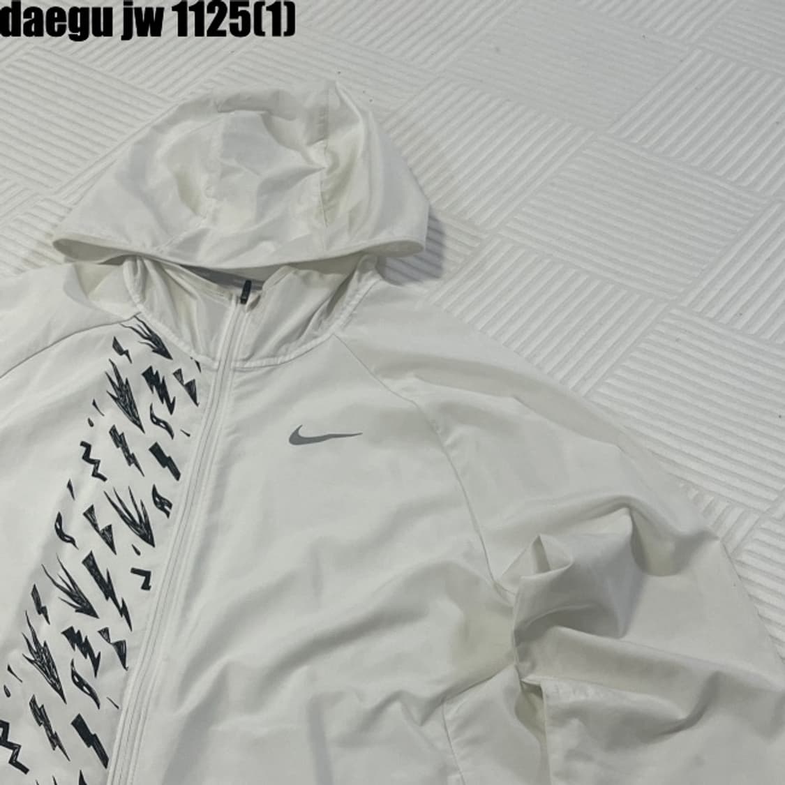 나이키 화이트 러닝 바람막이 상품이미지2