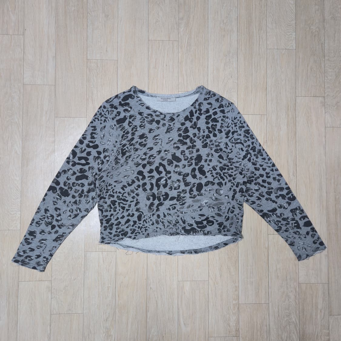 ALLSAINTS  레오파드 그레이 크롭 맨투맨 상품이미지1