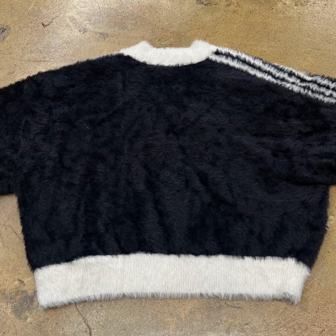 아디다스 블랙 화이트 브이넥 크롭 퍼 앙고라 니트 상품이미지4