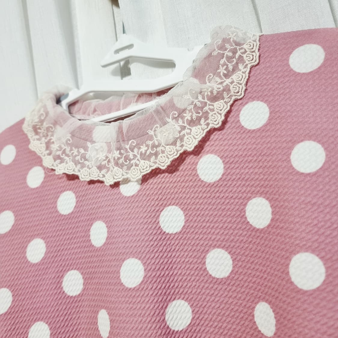 레이스프릴카라 화이트도트 핑크 블라우스 롱슬리브티 (프리사이즈) 새상품 상품이미지2