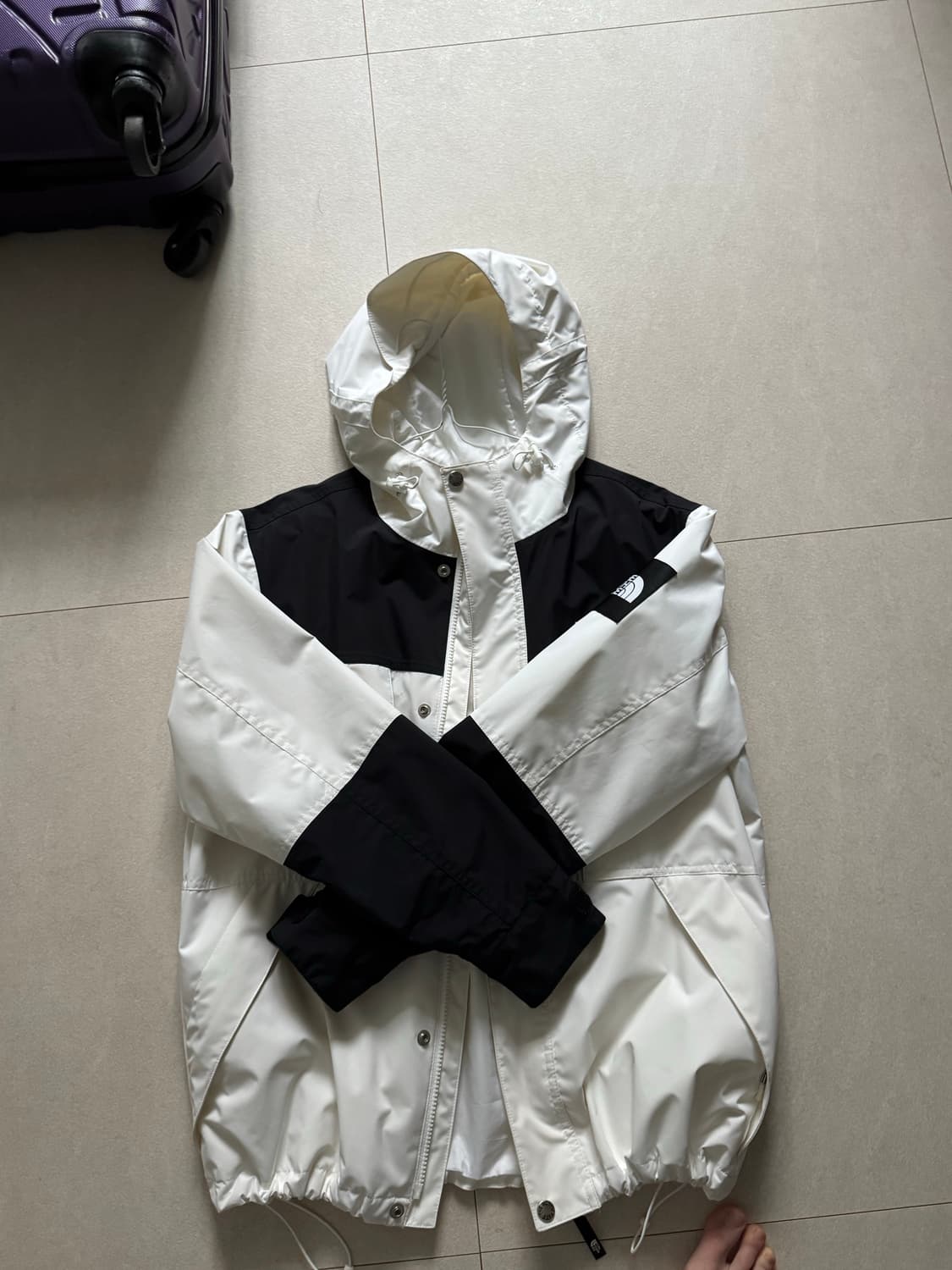 노스페이스 화이트/블랙 바람막이 상품이미지1