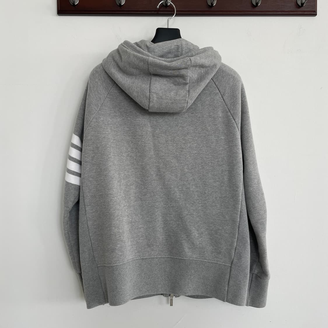 톰브라운 그레이 사선 후드 집업 상품이미지3