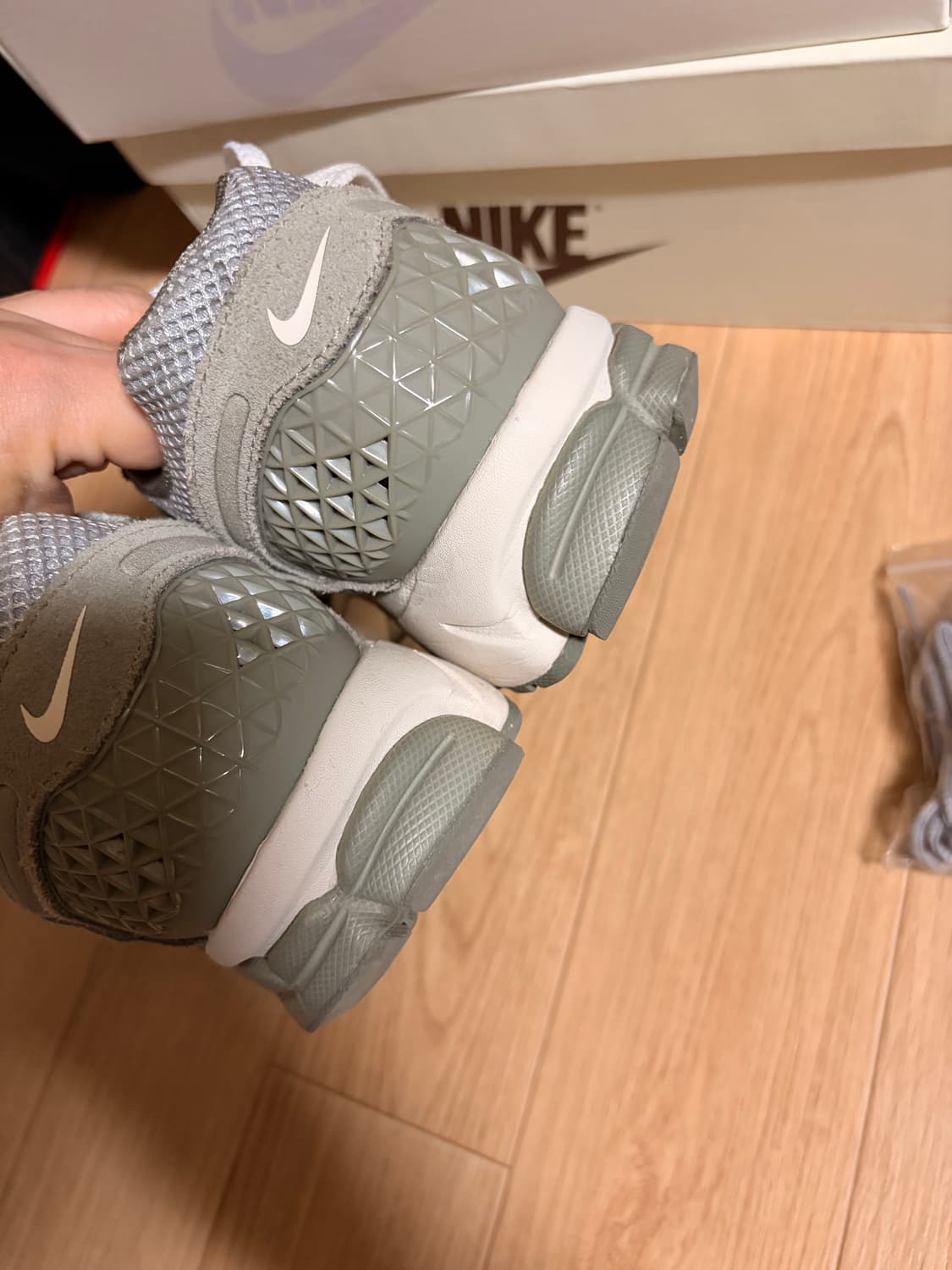 나이키 줌 보메로 5 그레이 스웨이드 상품이미지4