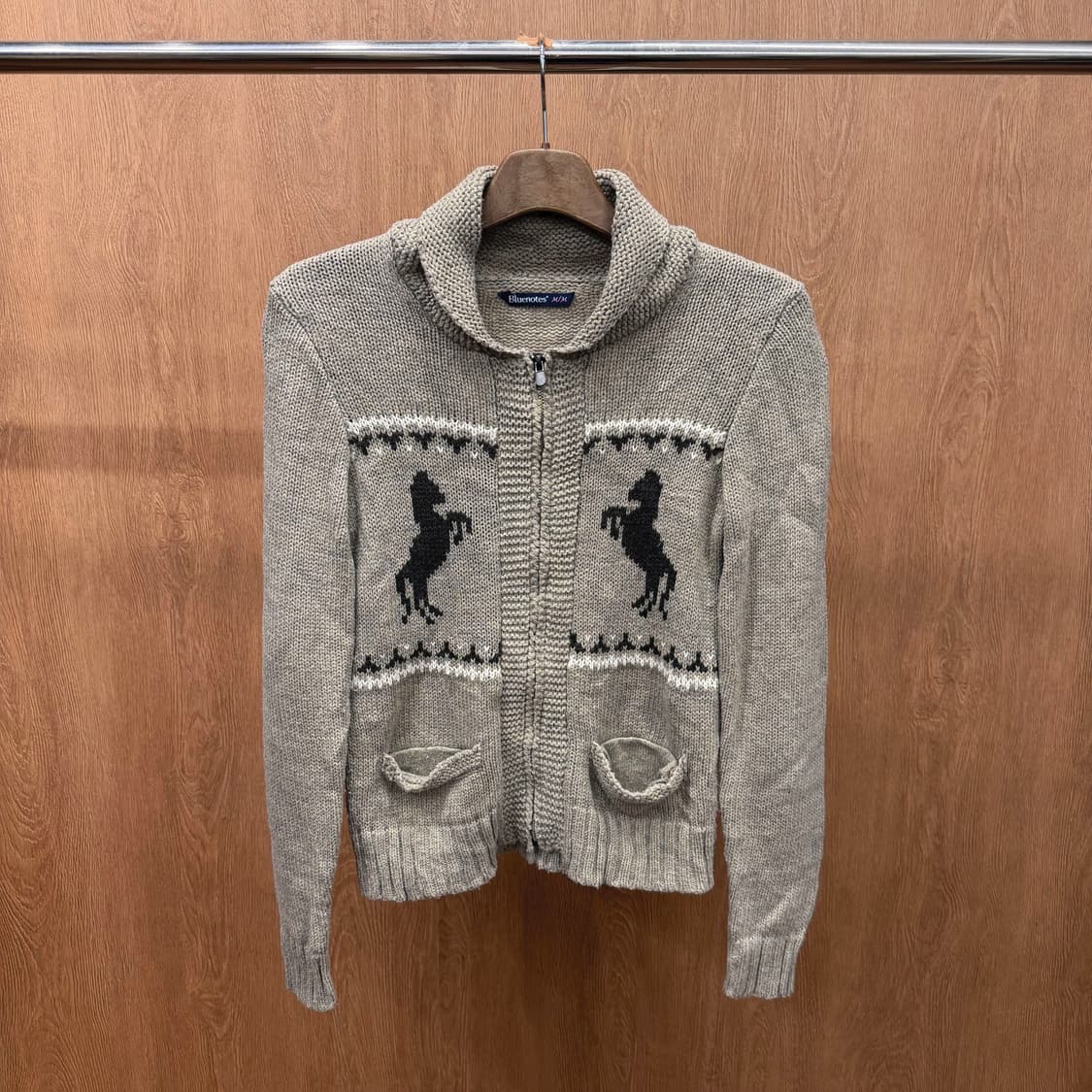 블루노트 니트 집업 가디건 말 자카드 패턴 디테일 레귤러핏 그레이 상품이미지2