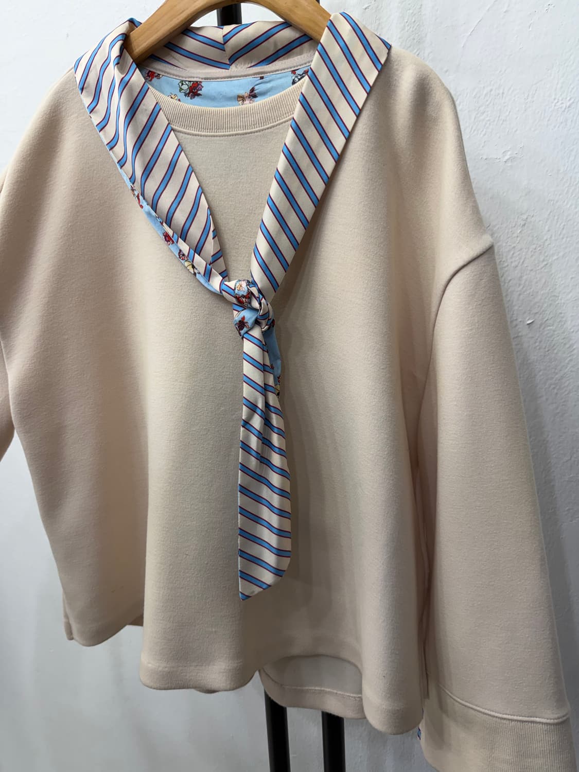 정품) 시스템 한섬 아이보리색 리본넥 블라우스 맨투맨 90 F 상품이미지3