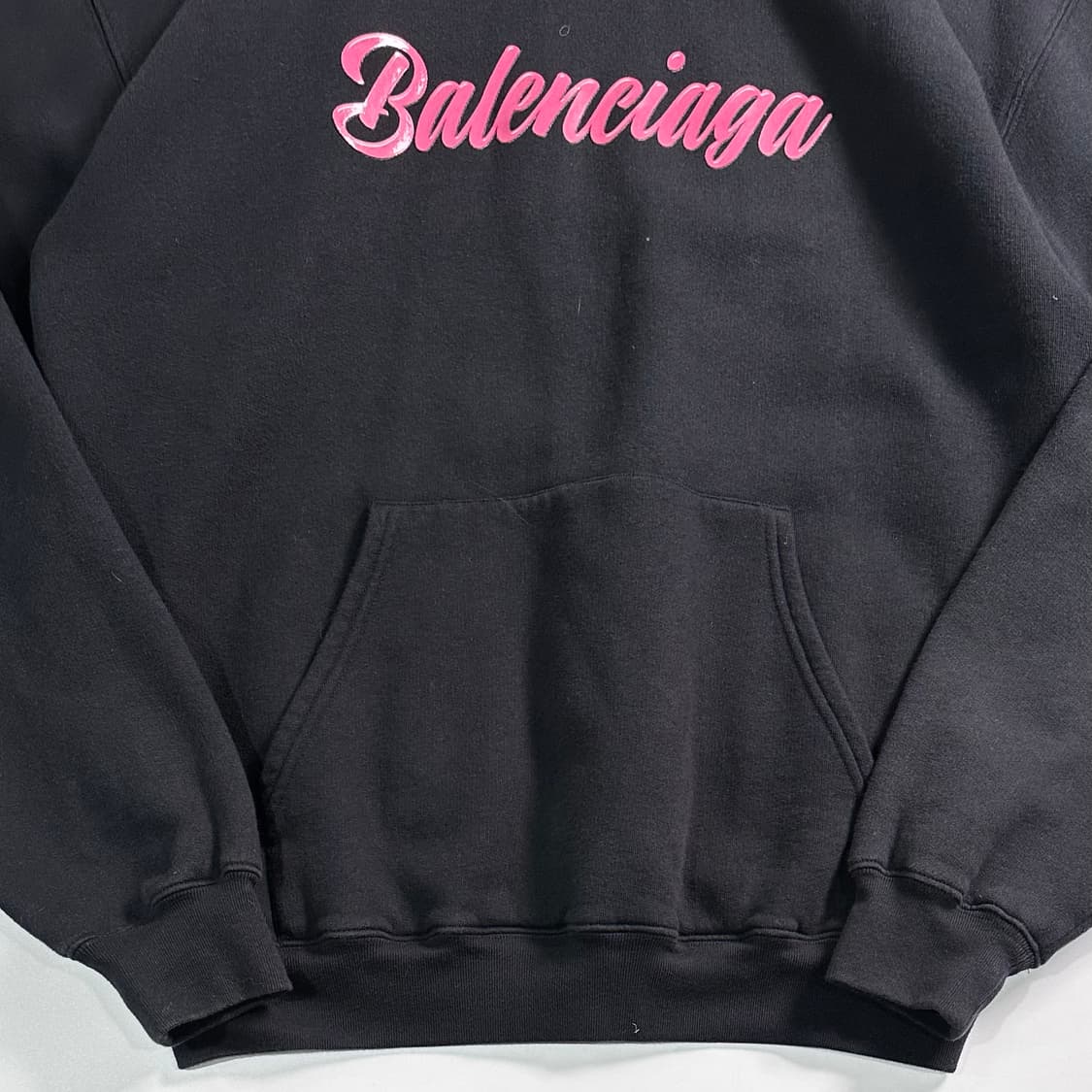 발렌시아가 핑크 로고 블랙 후드티   상품이미지4