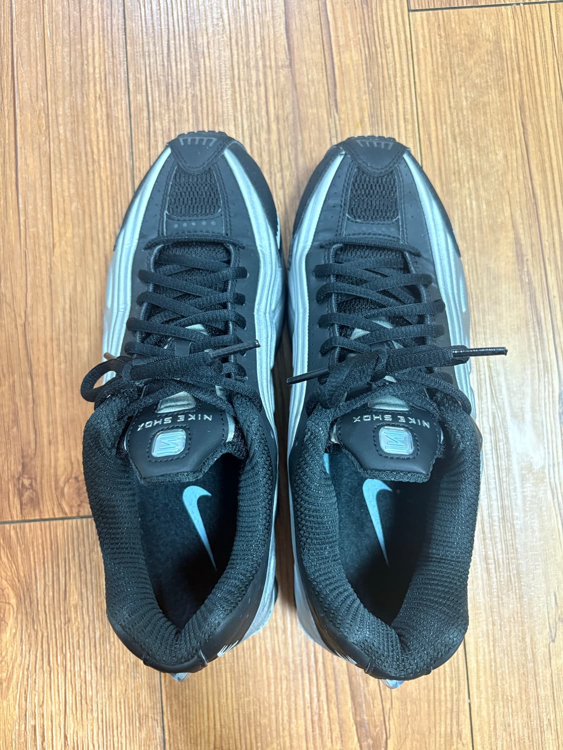 나이키 샥스 R4 메탈릭 실버 블랙 상품이미지2