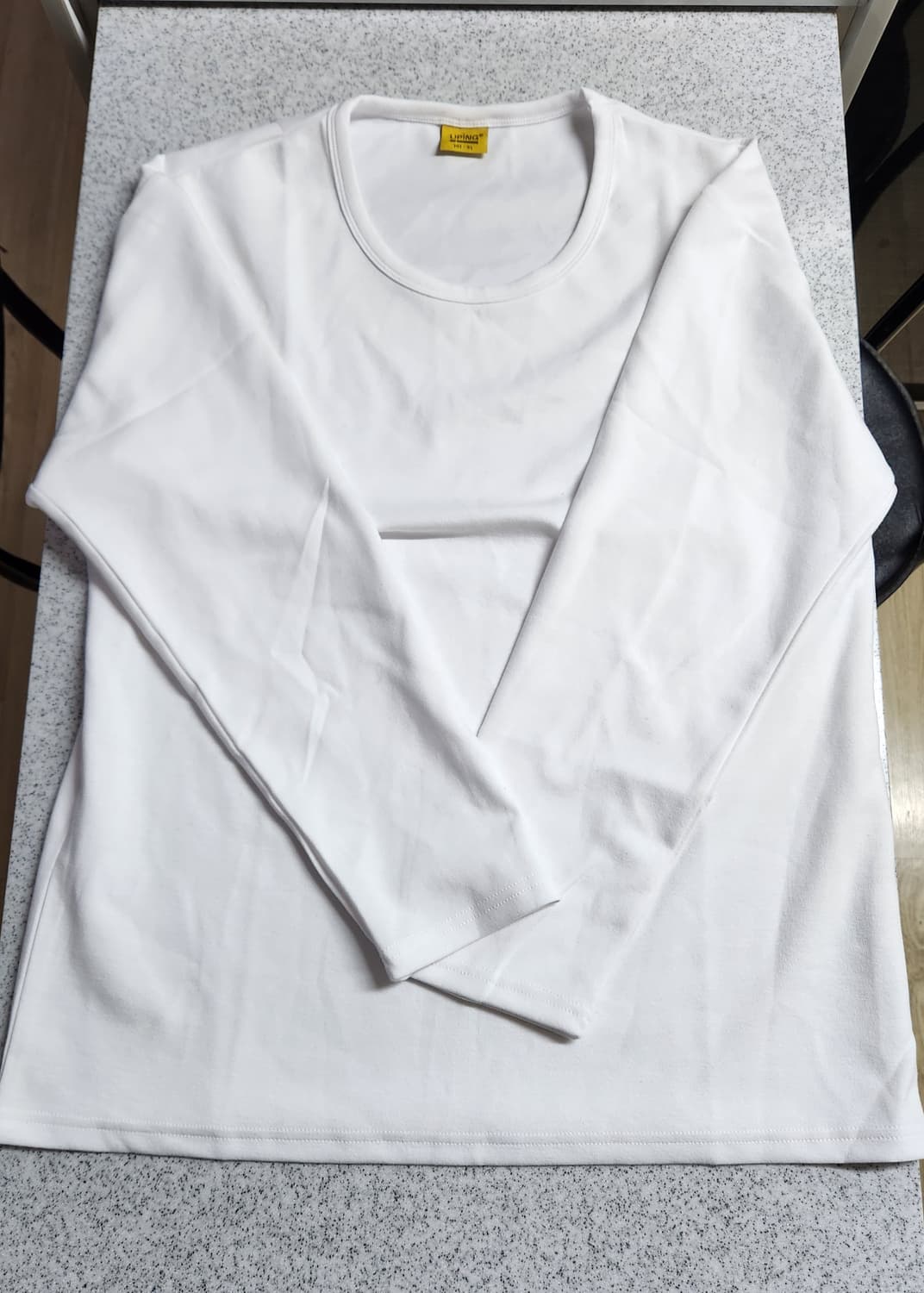 유핑 2025 스쿱 U넥 긴팔티셔츠 화이트 판매합니다. 상품이미지2