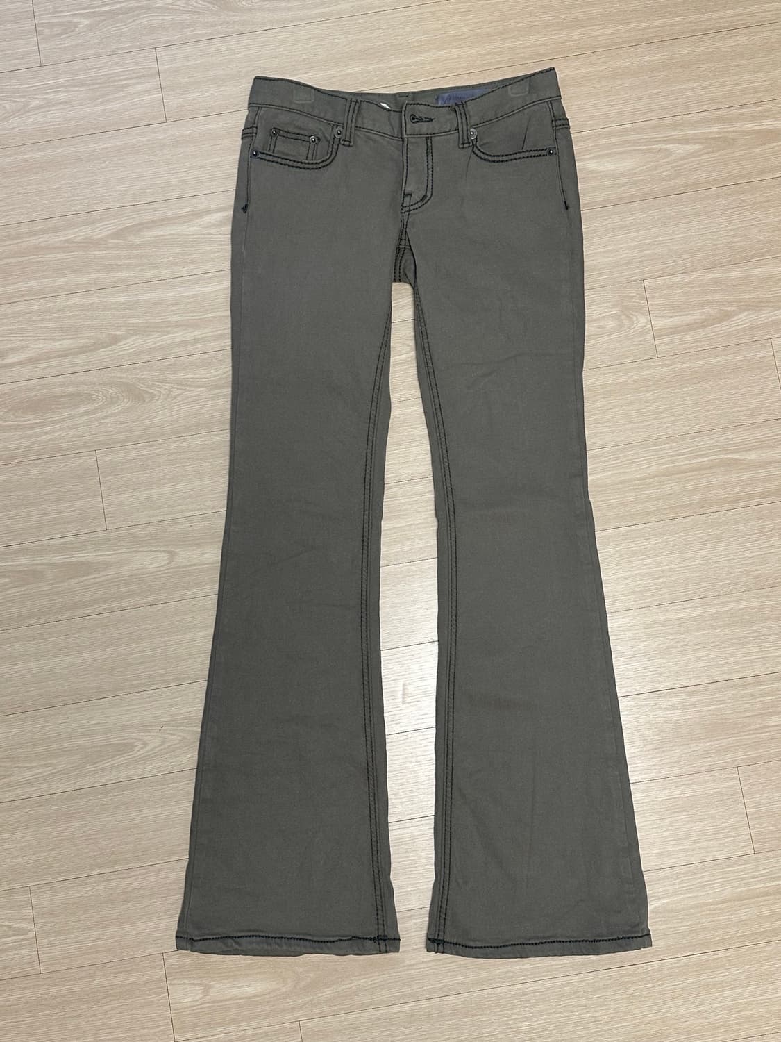 샵페어리 스티치 로우라이즈 플레어 팬츠 카키 상품이미지2