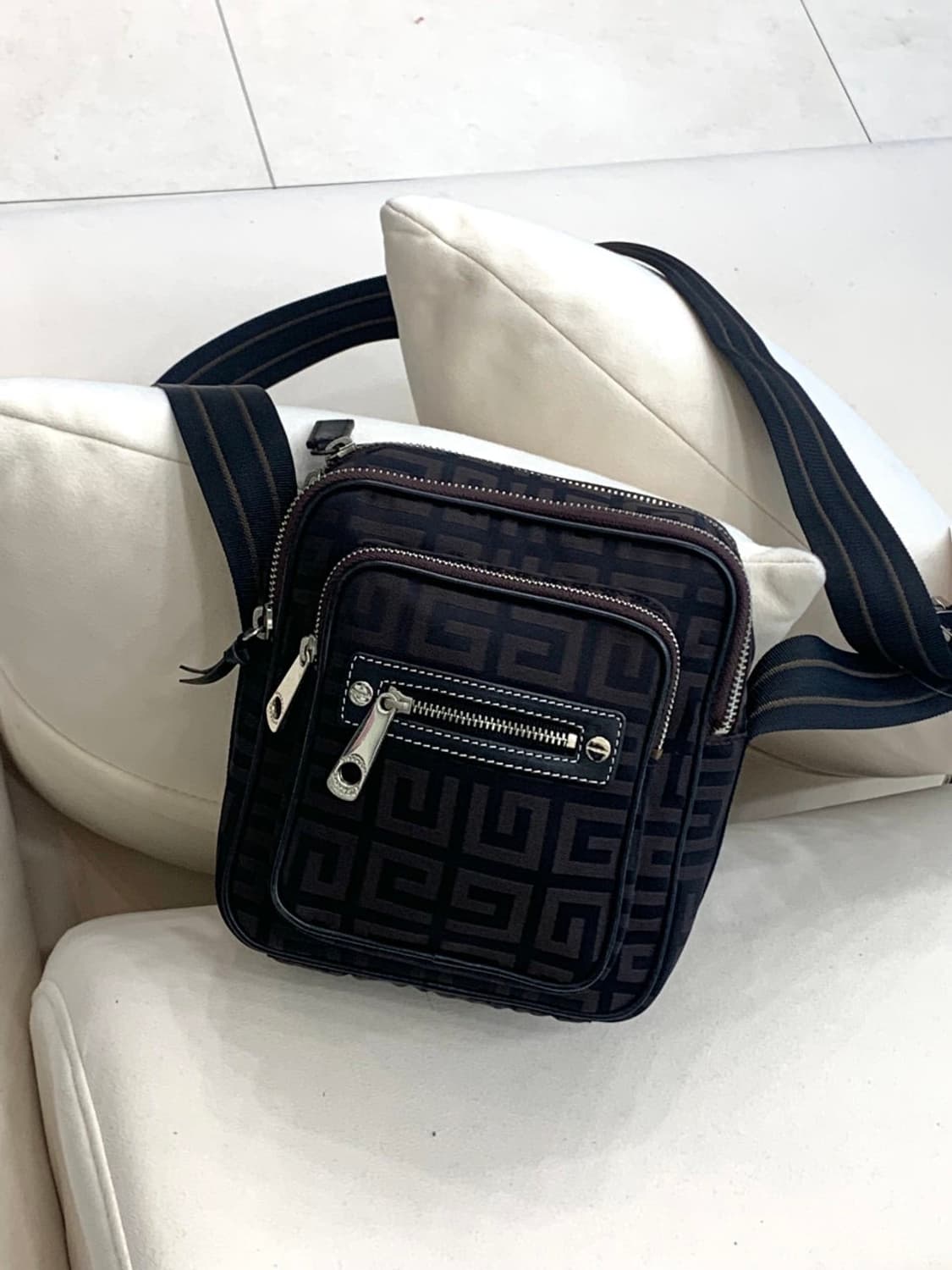 지방시 자카드 크로스백 (정품) 상품이미지1